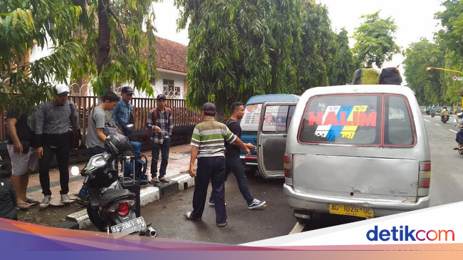 Sopir MPU Protes Mobil  Carteran Plat Hitam di Stasiun Kediri 