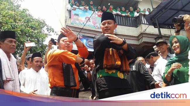 Berbaju Betawi, Begini Gaya Agus Yudhoyono Belajar Silat