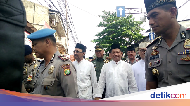 Kenakan Baju  Koko  dan Berpeci Kapolri Hadiri Tablig Akbar 