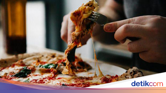 Tak Perlu Garpu dan Pisau  Begini Cara  Makan Pizza Italia 