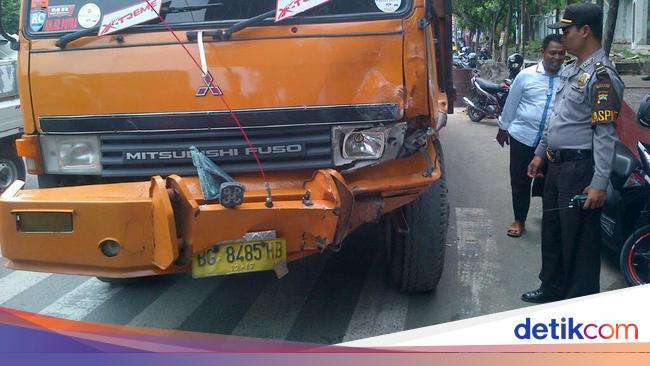 Seorang Pemotor Tewas Akibat Kecelakaan Beruntun di Semarang Seorang Pemotor Tewas Akibat Kecelakaan Beruntun di Semarang