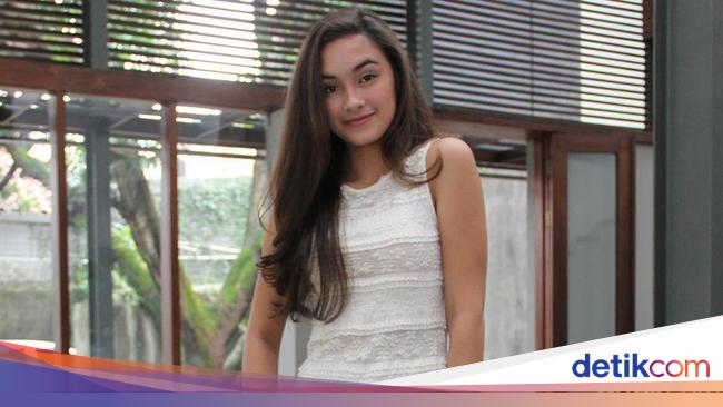 Jadi Model Video Klip, Caitlin Halderman Tertantang Lebih 