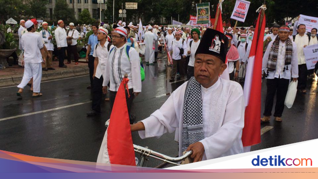 Cerita Pak Mulyono yang Bersepeda Sendiri untuk Ikuti Aksi 