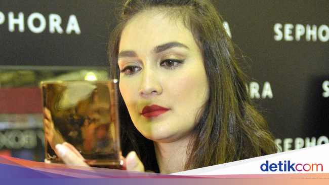 Bulu Mata Jadi Bagian Penting Penampilan Cantik Luna Maya