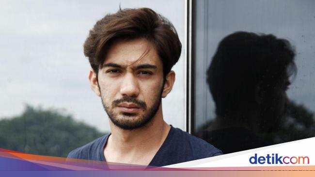 AwwTatapan Reza Rahadian Bikin Melting - Foto 4