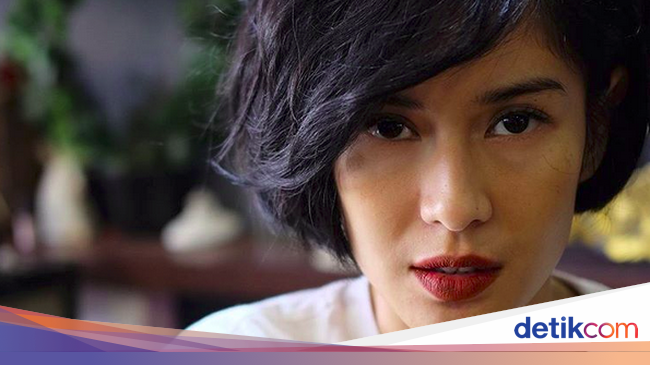 Dian Sastrowardoyo Potong  Rambut  Pendek Penggemar Protes