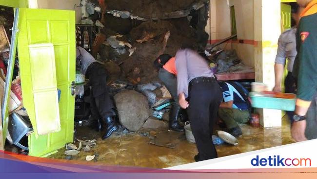 Dua Rumah di Trenggalek Hancur Tertimpa Longsor