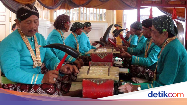 Menikmati Gamelan Sekaten Keraton Yogyakarta Sambil Makan Menikmati Gamelan Sekaten Keraton Yogyakarta Sambil Makan