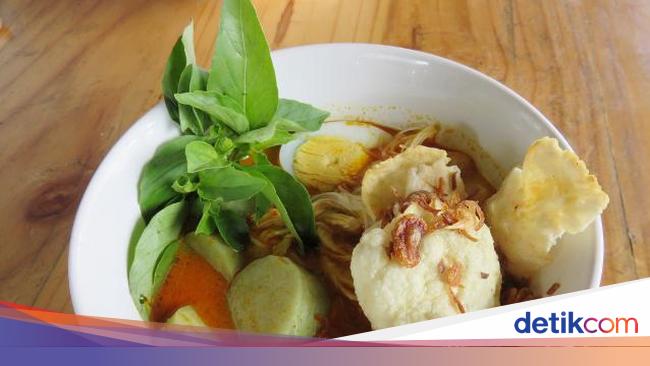 Sedang Ada Di Kota Tangerang Yuk Jajan Nasi Kuning Komplet Dan Es Alpukat Yang Enak Ini