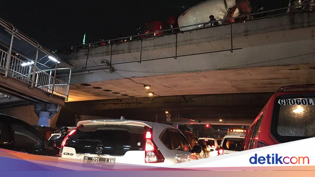 Minggu Malam, Lalin Tomang Arah Grogol Macet Parah