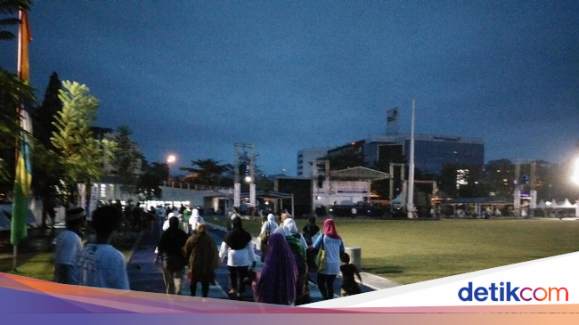 Kapolri Muncul di Gasibu Ingatkan Peserta 1212 Tak Buang Kapolri Muncul di Gasibu Ingatkan Peserta 1212 Tak Buang