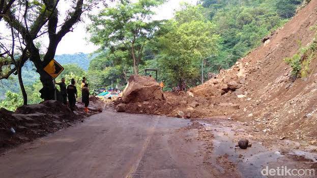 Jalur Utama Trenggalek-Ponorogo Lumpuh, Batu Raksasa Longsor Ke Jalan