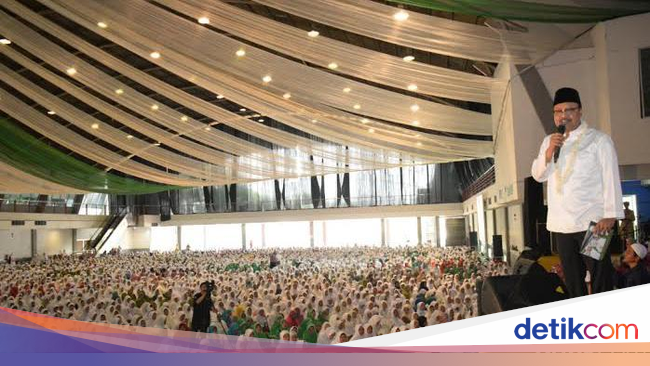 Puluhan Ribu Ibu-ibu Gelar Dzikir Maulid Nabi