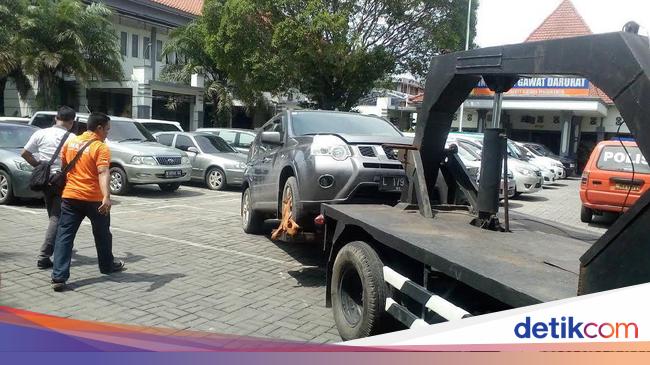 Mobil Misterius Sebulan Terparkir Di Rs Gatoel Milik Warga Surabaya
