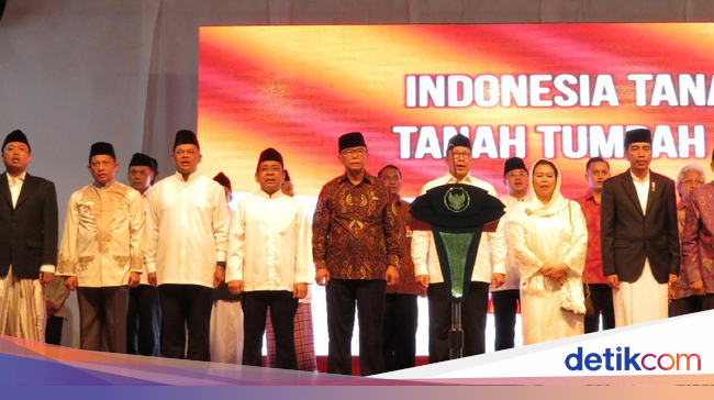 Saat Jokowi dan Ribuan Santri Khidmat Bertahlil di Haul 