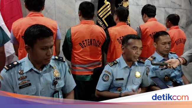 7 TKA China Diciduk Petugas Imigrasi dari Pabrik Baja di 