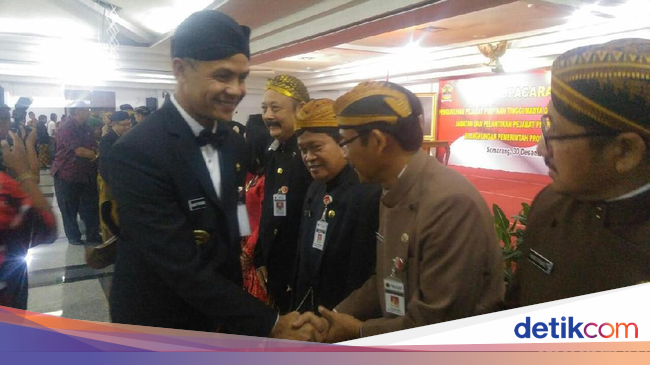 Gubernur Ganjar Lantik 1.600 PNS Pakai Baju Adat