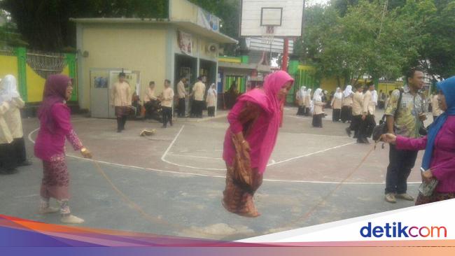 Ketika Guru dan Siswa Nostalgia Permainan Tradisional Bersama Ada Permainan Tradisional Di Smp 1 Jambi Ketika Guru dan Siswa Nostalgia Permainan Tradisional Bersama - Ada Permainan Tradisional Di Smp 1 Jambi