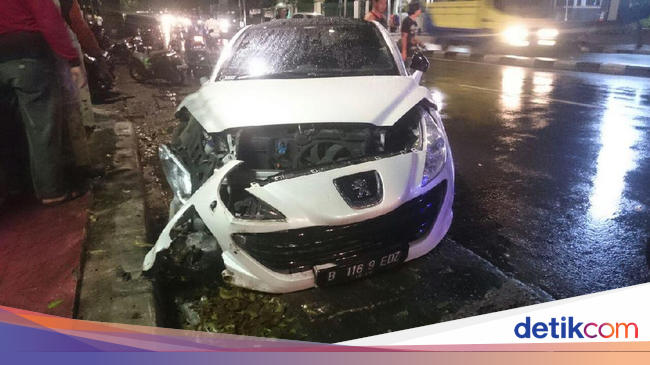 Kecelakaan 2 Mobil  di Pasar Minggu Peugeot Putih Rusak  Parah