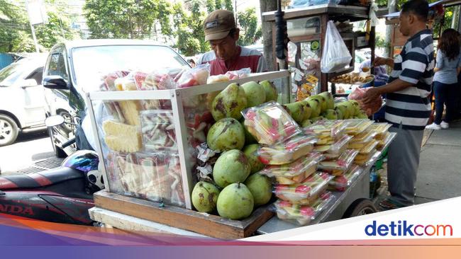 Asam Segar Rujak Buah Yang Diracik Di Gerobak