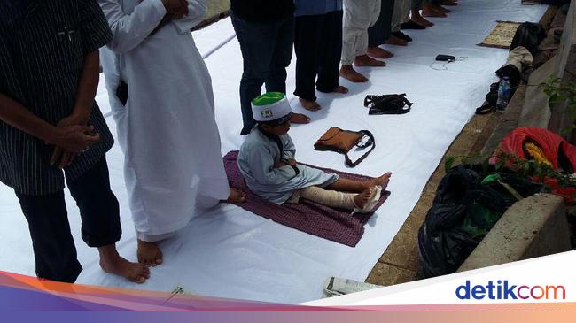Bocah yang Kakinya Patah Kembali Ikut Aksi FPI di Sidang Ahok Bocah yang Kakinya Patah Kembali Ikut Aksi FPI di Sidang Ahok