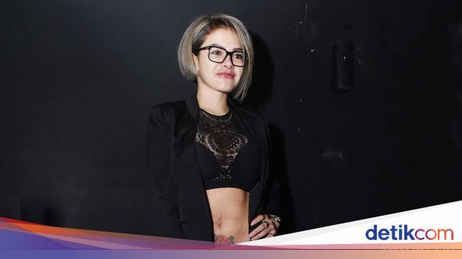 Nikita Mirzani Pamer Perut Seksi