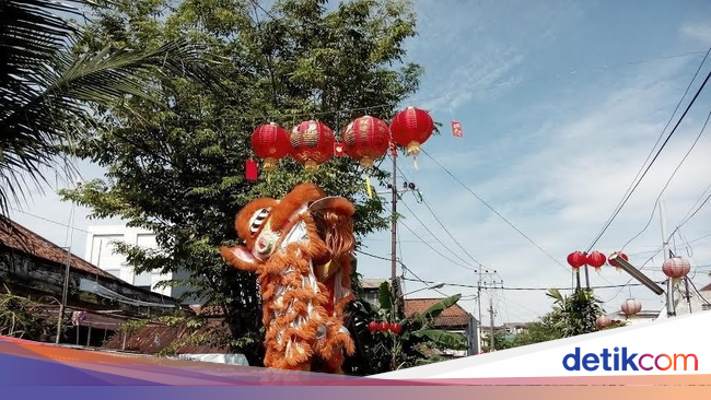 Barongsai Merah dan Kuning Beraksi di Kampung Tambak Bayan