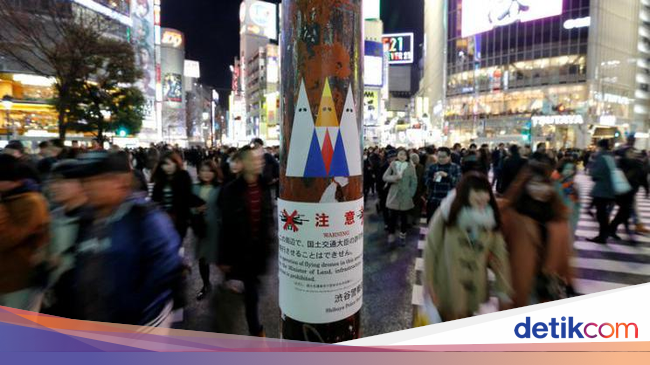 Anti-Trump, Street Artist Jepang Tempel Stiker di Jalanan 