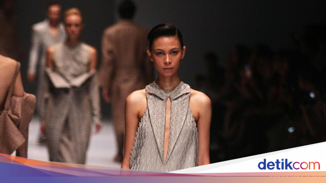 Foto: Koleksi Sapto Djojokartiko di Jakarta Fashion Week 2017