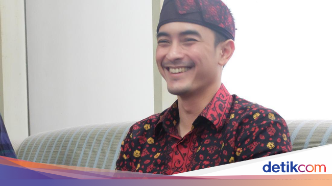 Foto Tampannya Zumi  Zola  Pakai Batik  Jambi