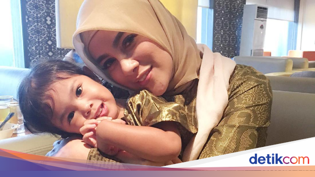 7 Gaya Stylish nan Menggemaskan Putri Olla Ramlan Saat Umrah