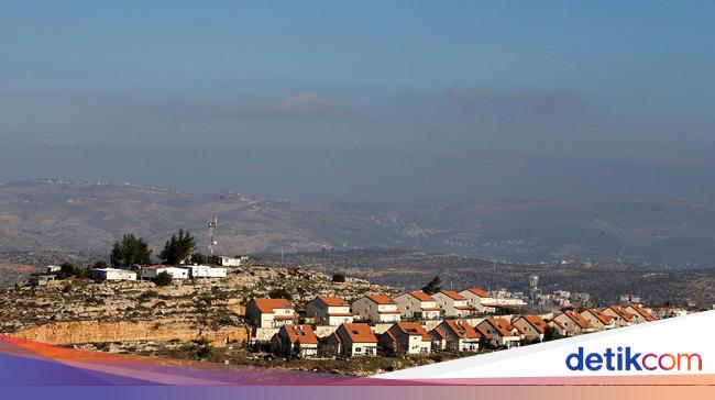 Israeli settlers leave Palestinian West Bank outpost