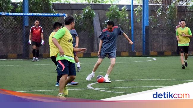 Gaya Jokowi Main Futsal Bareng Menteri Dan Wartawan