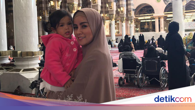 Foto: Pesona Olla Ramlan dengan Ragam Gaya Hijab Saat Umrah