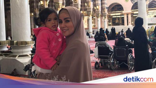 Foto: Pesona Olla Ramlan dengan Ragam Gaya Hijab Saat Umrah Foto: Pesona Olla Ramlan dengan Ragam Gaya Hijab Saat Umrah