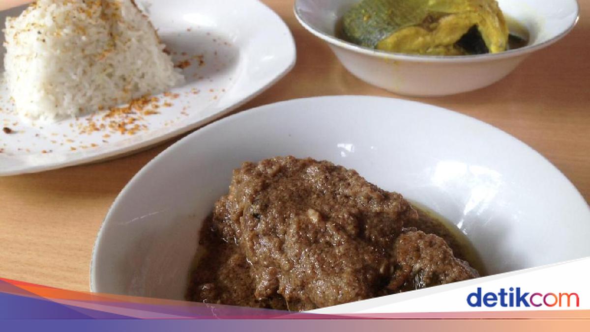 Pocut Dara: Gurih Berempah Bebek Masak Kurma dan Roti Jala Berkuah Kari