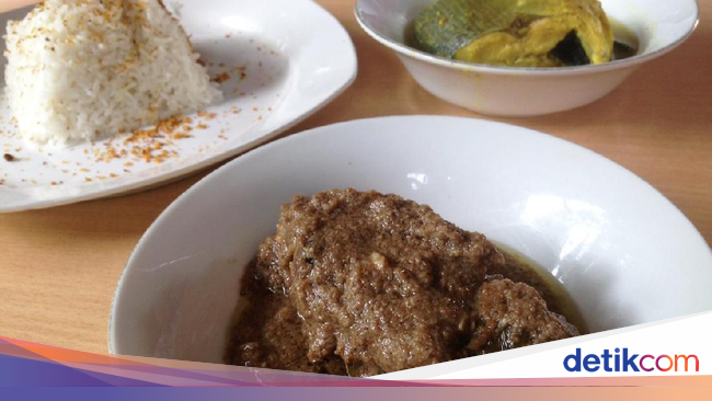 Pocut Dara: Gurih Berempah Bebek Masak Kurma dan Roti Jala 