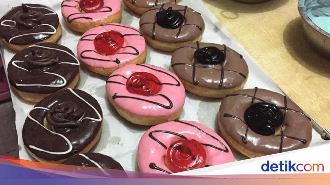 Mengintip Proses Pembuatan Donat Aneka Topping Di Industri Rumahan