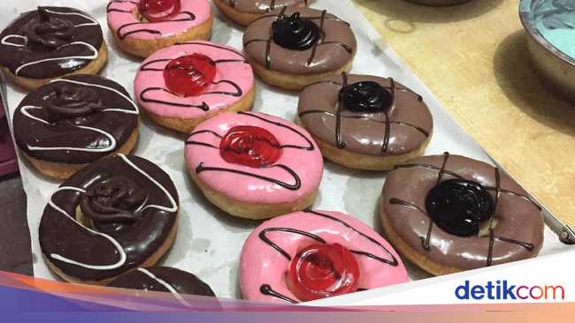 Mengintip Proses Pembuatan Donat Aneka Topping di Industri 