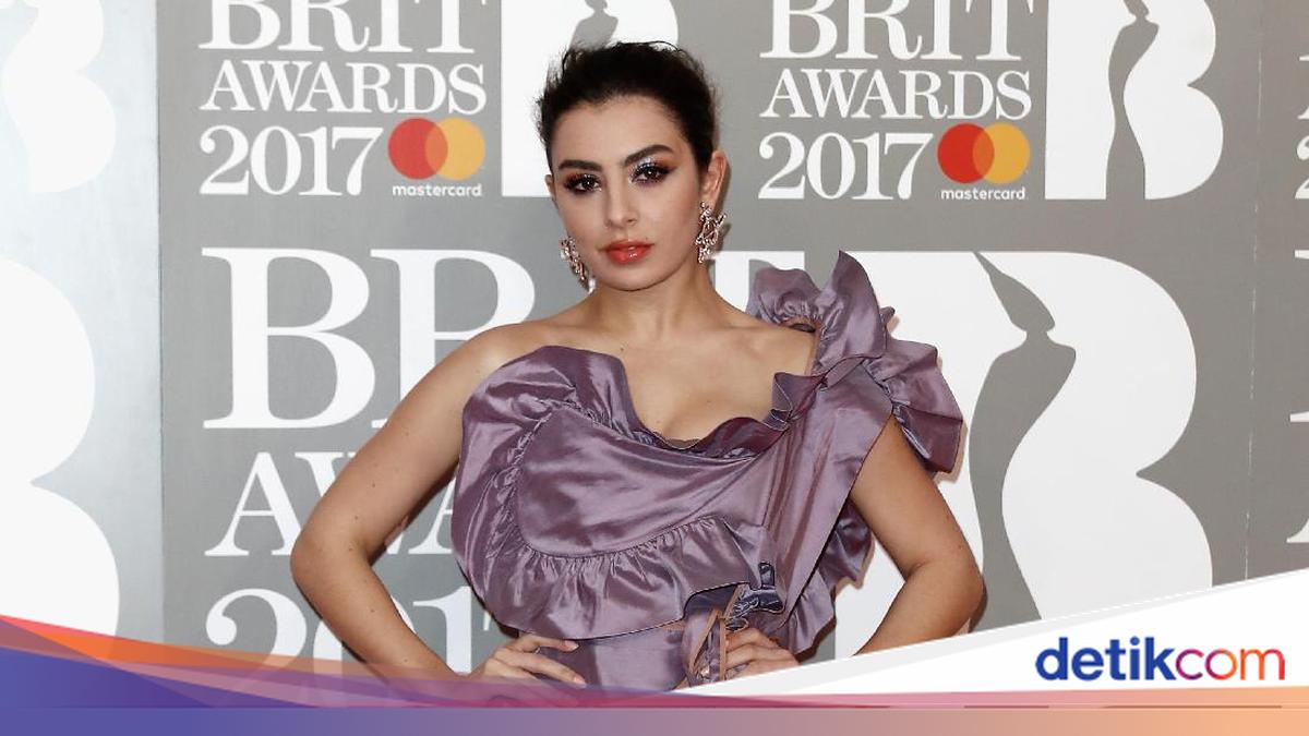 Charli XCX Mengaku Terobsesi Operasi Plastik, Ingin Ubah Tampilan Wajah