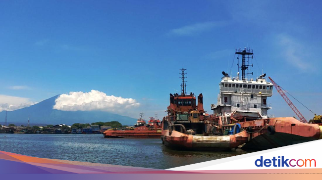 Lukisan Alam Gunung Ciremai Dari iPantaii Kejawanan di iCireboni Lukisan Alam Gunung Ciremai Dari iPantaii Kejawanan di iCireboni