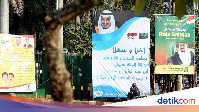 Aneka Spanduk Berbahasa Arab Sambut Raja Salman Di Sekitar Dpr