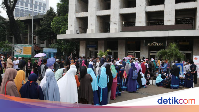 Antrean Masyarakat di Depan Pintu  Masjid  Istiqlal 