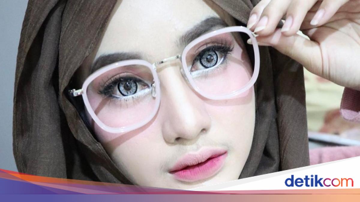 Foto: Cithatha, Si Cantik Berhijab yang Wajahnya Ada di Line Sticker