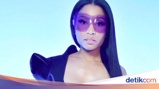 Nicki Minaj Ikuti Lil' Kim Pamer Payudara di Paris Fashion 