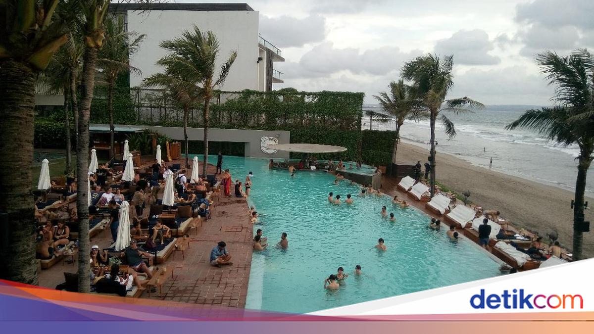 sachin and babi light blue dress The 13 Best Day Clubs in Bali main image 1