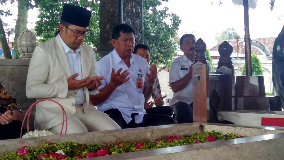 Ridwan Kamil Ziarah Ke Makam Bung Karno Di Kota Blitar