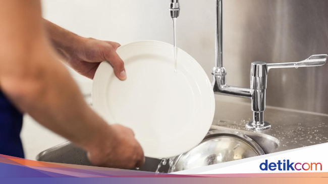 8 Cara Agar Cuci Piring Lebih Mudah dan Menyenangkan 2 8 Cara Agar Cuci Piring Lebih Mudah dan Menyenangkan 2