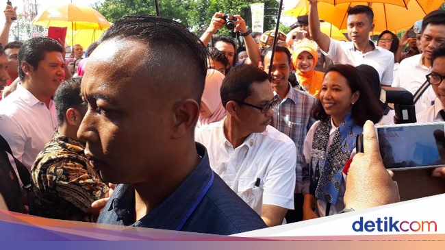 Rini Blusukan ke Indramayu dari Helikopter Turun ke Sawah Rini Blusukan ke Indramayu dari Helikopter Turun ke Sawah