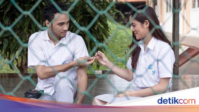 'Galih dan Ratna': Memaknai Kembali Kisah Cinta Masa Remaja 'Galih dan Ratna': Memaknai Kembali Kisah Cinta Masa Remaja